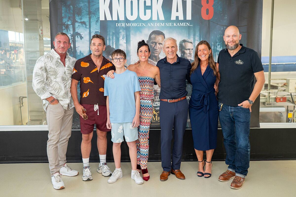 Knock At 8 Cast und Michael Mann