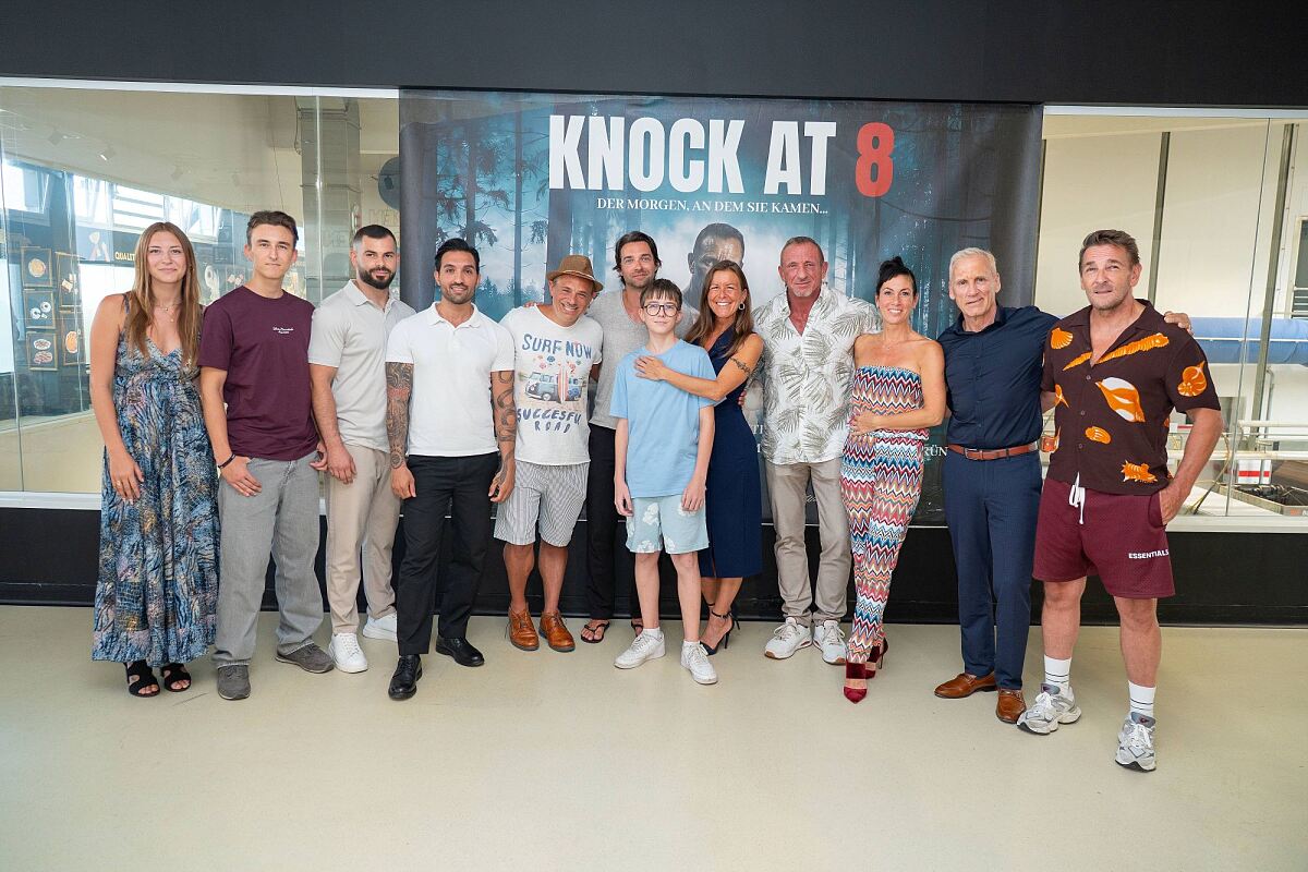 Knock At 8_Gesamter Cast