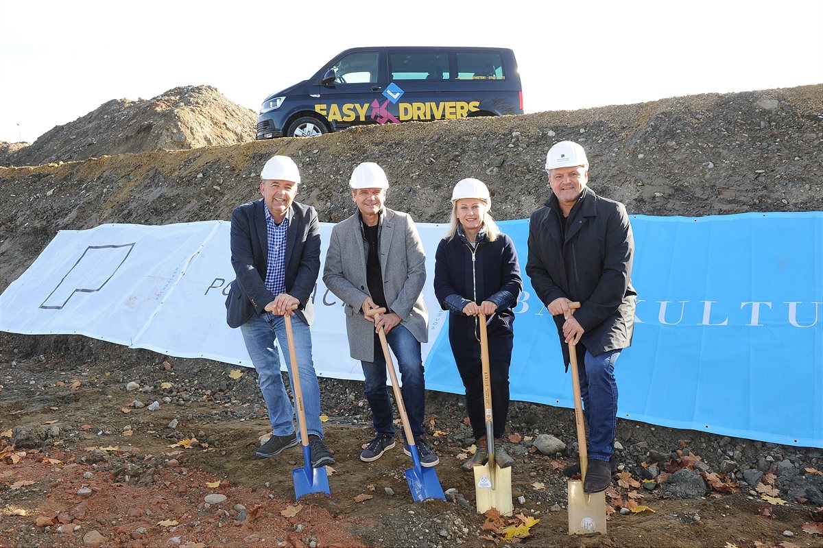 v.l.n.r.: Thomas Pöchhacker, Baumeister; Werner Fichtinger, Geschäftsführer EASY DRIVERS; Carmen Fichtinger; Alois Schroll, Bürgermeister Ybbs a.d. Donau