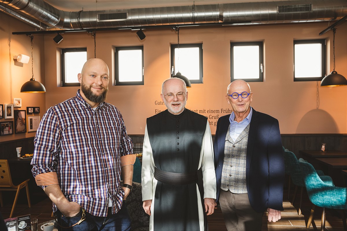 Kurt und Michael Mann mit Pater Josef 