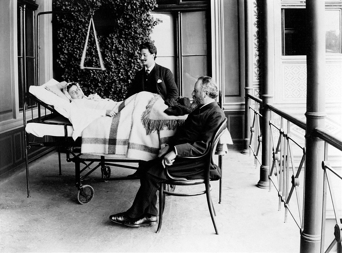 Patientin auf Terrasse mit Prof. Dr. Theodor Billroth, 1889
