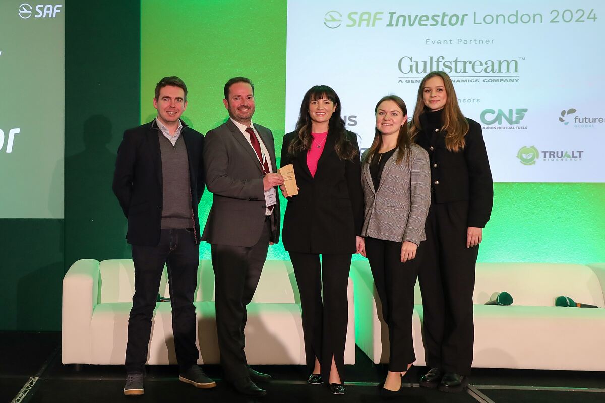 Fireflys and Wizz Airs teams at the SAF Investor Awards_