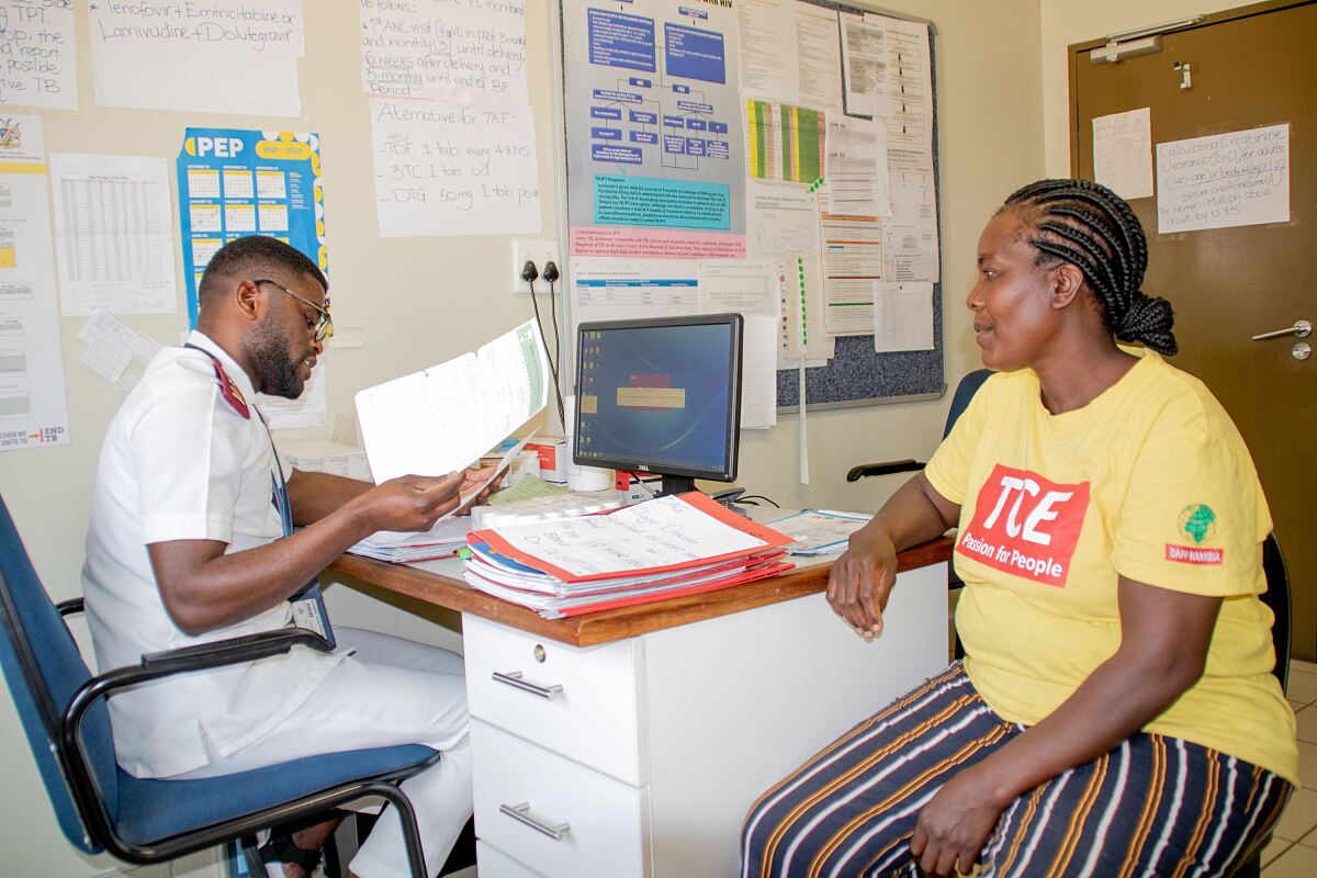 Namibia - TCE Field Officer & Gesundheitsbehörden (c) HUMANA Österreich.