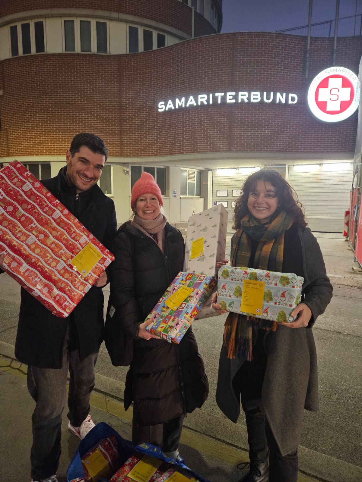 Aktion Christkind_Geschenkeübergabe_(c)Samariterbund Wien