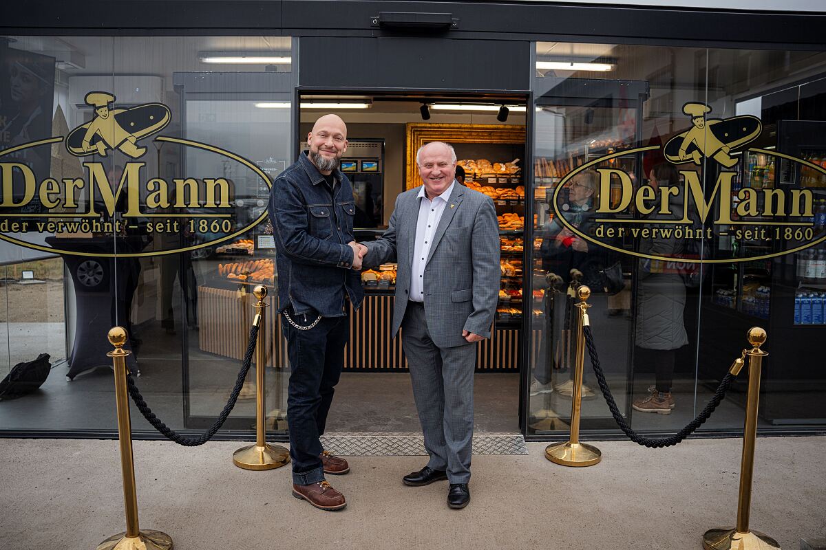 Michael Mann und Bürgermeister Ernst Wendl(c)BlueMonkeys_MiraLong_1